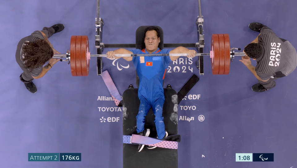 Lực sĩ L&ecirc; Văn C&ocirc;ng tranh t&agrave;i&nbsp;ở hạng c&acirc;n 49kg tại Paralympic Paris 2024.