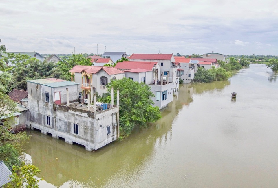 Một khu vực d&acirc;n cư ven s&ocirc;ng B&ugrave;i tại huyện Chương Mỹ bị ngập v&agrave;o đầu th&aacute;ng 8/2024.