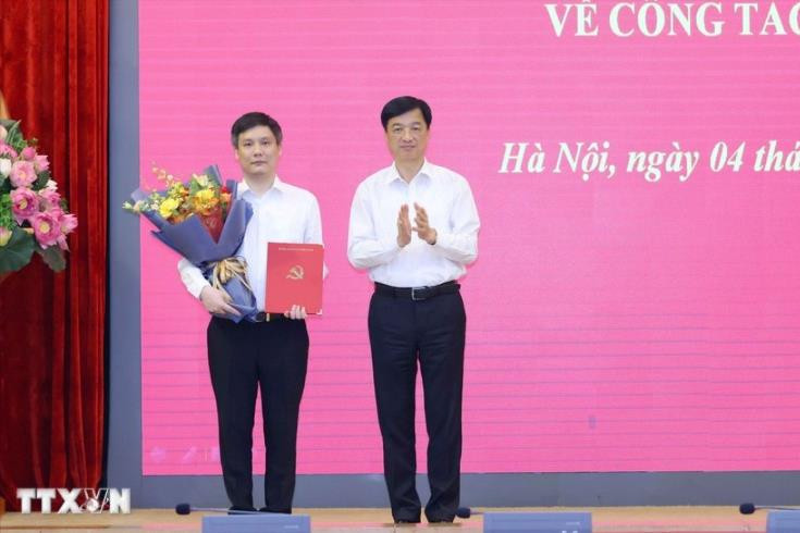 Đồng ch&iacute; Nguyễn Duy Ngọc - B&iacute; thư Trung ương Đảng, Ch&aacute;nh Văn ph&ograve;ng Trung ương trao Quyết định Thư k&yacute; của Tổng B&iacute; thư, Chủ tịch nước T&ocirc; L&acirc;m cho đồng ch&iacute; Thiếu t&aacute; Đinh Tiến Hải. Ảnh: Phương Hoa/TTXVN