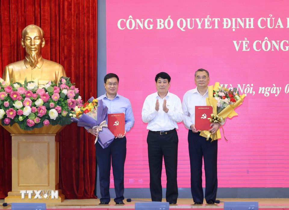 Đồng ch&iacute; Lương Cường - Ủy vi&ecirc;n Bộ Ch&iacute;nh trị, Thường trực Ban B&iacute; thư trao Quyết định v&agrave; tặng hoa cho Trung tướng T&ocirc; &Acirc;n X&ocirc; v&agrave; Đại t&aacute; Trần Đăng Quỳnh l&agrave;m Trợ l&yacute; Tổng B&iacute; thư, Chủ tịch nước T&ocirc; L&acirc;m. Ảnh: Phương Hoa/TTXVN