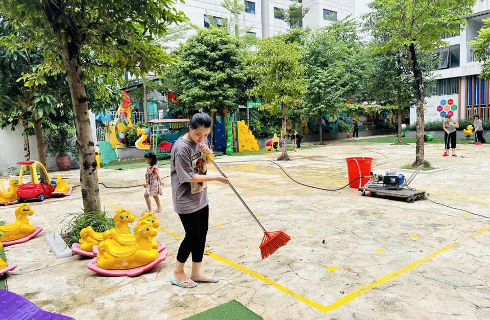 C&aacute;n bộ, gi&aacute;o vi&ecirc;n, nh&acirc;n vi&ecirc;n Trường Mầm non Nguyễn Tu&acirc;n (phường Thanh Xu&acirc;n Trung) qu&eacute;t dọn, chỉnh trang cơ sở vật chất trường, lớp; bảo đảm cảnh quan m&ocirc;i trường sư phạm s&aacute;ng - xanh - sạch - đẹp - an to&agrave;n - th&acirc;n thiện - hấp dẫn