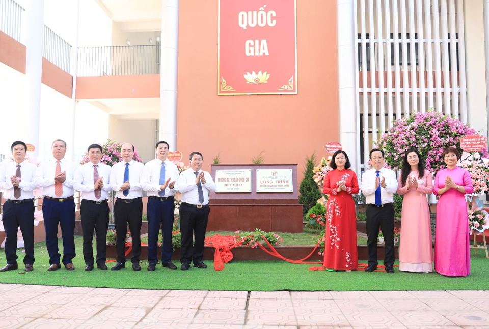 Ph&oacute; B&iacute; thư Thường trực Th&agrave;nh ủy H&agrave; Nội Nguyễn Thị Tuyến c&ugrave;ng c&aacute;c đại biểu gắn biển c&ocirc;ng tr&igrave;nh&nbsp;Kỷ niệm 70 năm Giải ph&oacute;ng Thủ đ&ocirc; cho Trường THCS Vạn Ph&uacute;c.