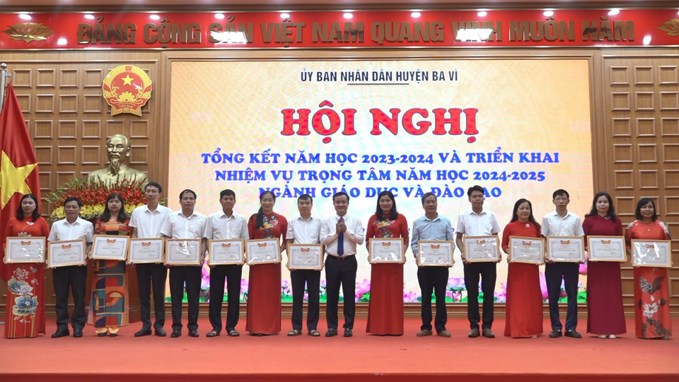 Huyện Ba V&igrave; &nbsp;lần đầu ti&ecirc;n đạt cả 13/13 ti&ecirc;u ch&iacute; xếp loại tốt v&agrave; c&oacute; số ti&ecirc;u ch&iacute; xuất sắc nhiều nhất.