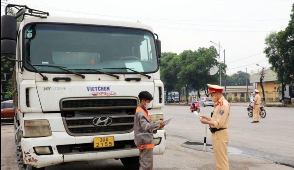 Cảnh s&aacute;t giao th&ocirc;ng kiểm tra l&aacute;i xe &ocirc; t&ocirc; tr&ecirc;n Quốc lộ 38.