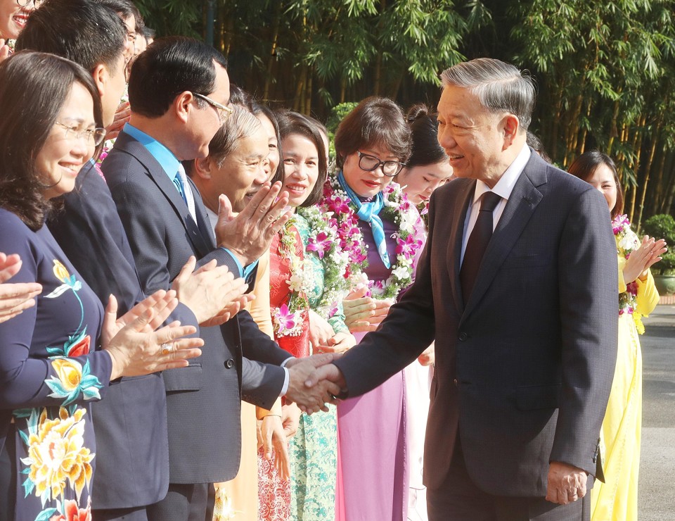 Tổng B&iacute; thư, Chủ tịch nước T&ocirc; L&acirc;m với c&aacute;c đại biểu được t&ocirc;n vinh trong phong tr&agrave;o &ldquo;Tham mưu giỏi, phục vụ tốt&rdquo;giai đoạn 2019 - 2024.