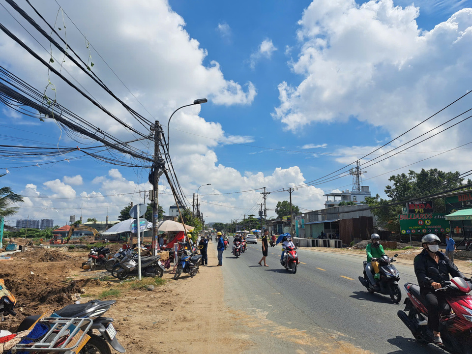 C&ocirc;ng nh&acirc;n thuộc đơn vị viễn th&ocirc;ng đang gỡ d&acirc;y c&aacute;p thuộc đơn vị m&igrave;nh quản l&yacute; tr&ecirc;n Quốc lộ 50 để hạ ngầm.&nbsp;