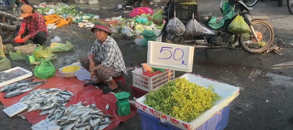 C&aacute;c mặt h&agrave;ng thực phẩm được b&agrave;y b&aacute;n ngay cạnh b&atilde;i r&aacute;c.&nbsp;