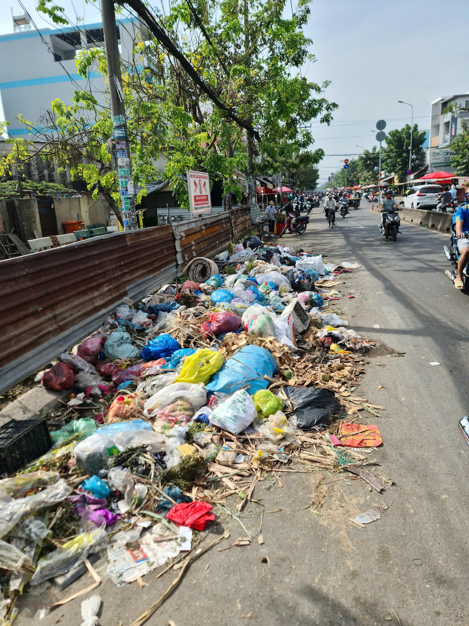 R&aacute;c thải tr&agrave;n ra cả mặt đường ch&iacute;nh