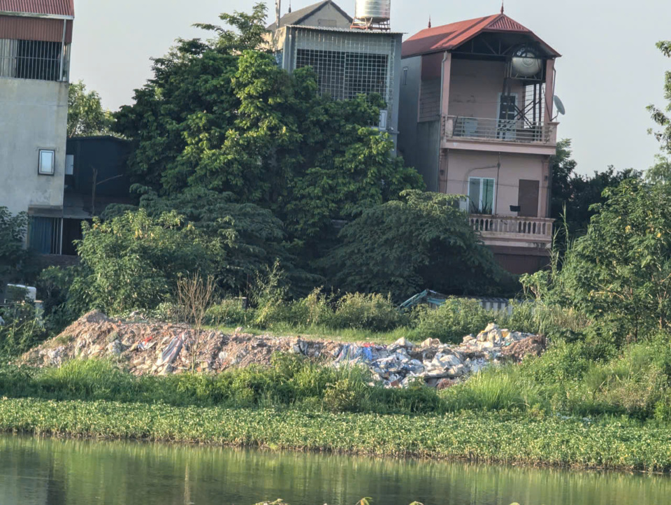 T&igrave;nh trạng đổ trộm trạc thải, chất thải rắn tr&ecirc;n địa b&agrave;n x&atilde; An Thượng vẫn đang diễn biến phức tạp.