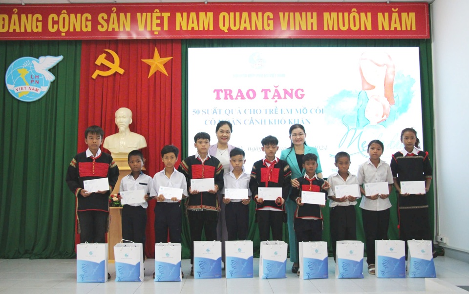 Trung ương Hội Li&ecirc;n hiệp phụ nữ Việt Nam trao tặng 50 suất học bổng v&agrave; 50 phần qu&agrave; Tết Trung thu cho học sinh vượt kh&oacute; học giỏi.