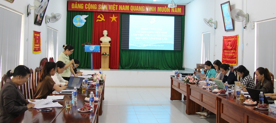 To&agrave;n cảnh buổi l&agrave;m việc.