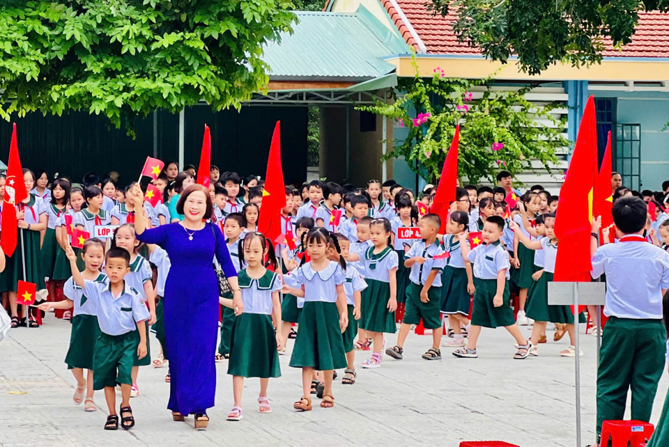 Học sinh trường Tiểu học Nguyễn Th&agrave;nh (tỉnh Quảng Nam) khai giảng năm học mới. Ảnh: Quang Hải - Tấn Việt