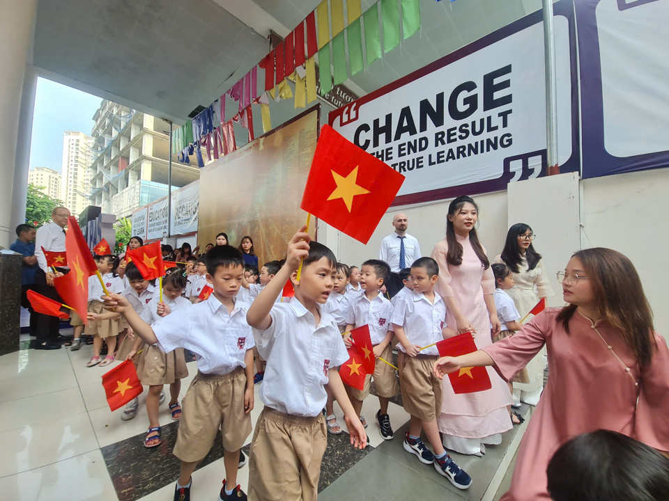 C&ocirc; v&agrave; tr&ograve; Trường Tiểu học - THCS Pascal, quận Bắc Từ Li&ecirc;m chan chứa niềm vui. Ảnh: Trần Thảo