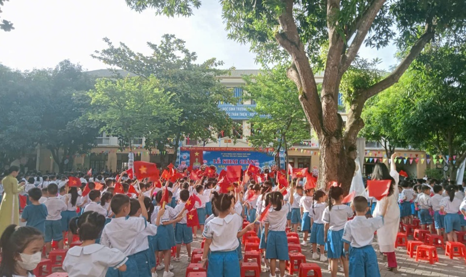 S&aacute;ng nay Nghệ An đồng loạt tổ chức lễ khai giảng năm học mới.