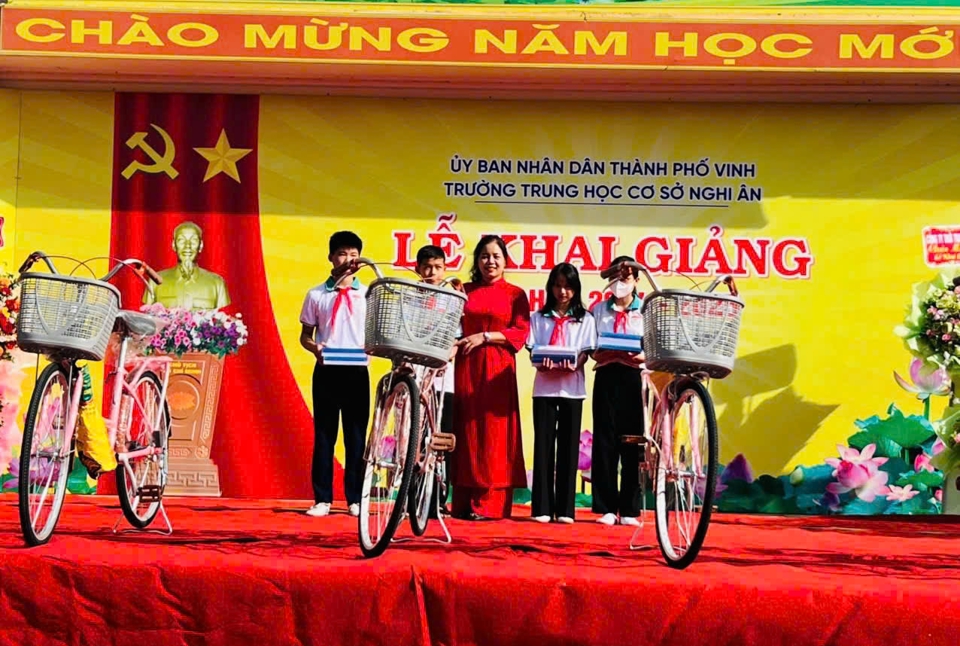 C&ugrave;ng với lễ khai giảng, nhiều học sinh ngh&egrave;o vượt kh&oacute; học giỏi tại TP Vinh được tặng những m&oacute;n qu&agrave; đặc biệt để phục vụ cho việc đi lại, học tập tốt hơn.&nbsp;