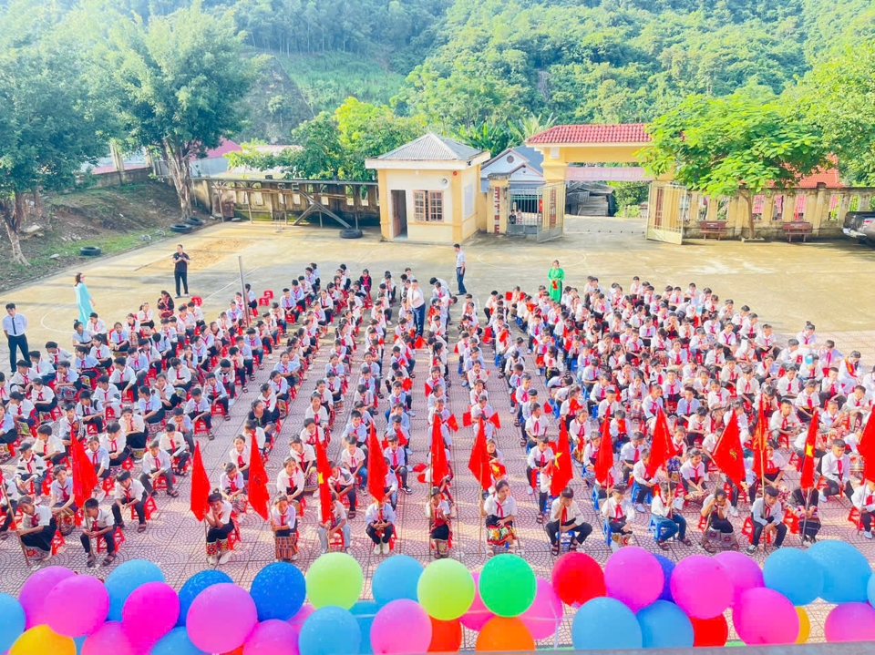 H&agrave;ng trăm học sinh trường Phổ th&ocirc;ng d&acirc;n tộc b&aacute;n tr&uacute; Tiểu học tại x&atilde; Lượng Minh, huyện Tương Dương với trang phục chỉnh tề, c&oacute; mặt sớm tại trường để dự lễ khai giảng.&nbsp;