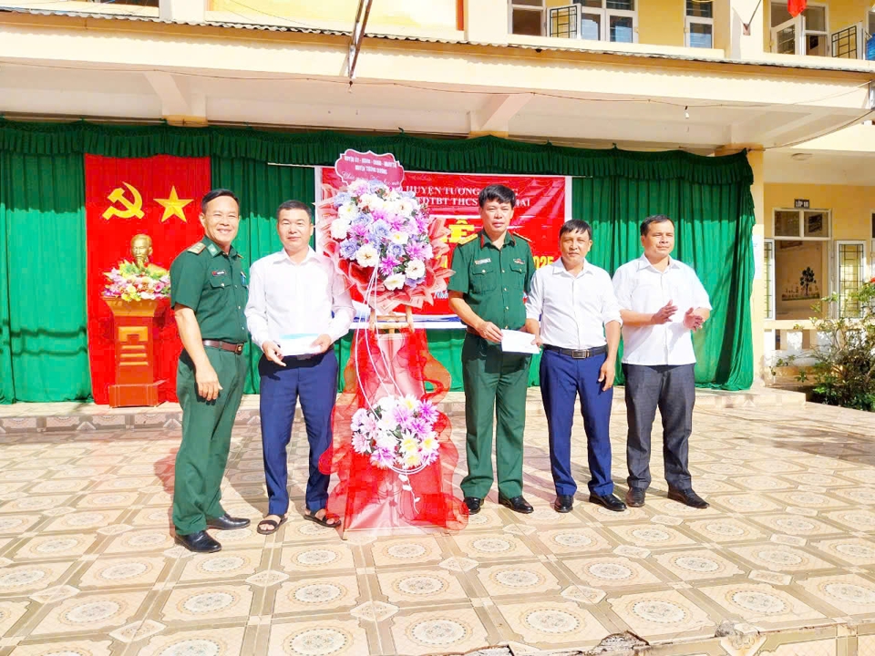 Ng&agrave;y khai giảng, thầy v&agrave; tr&ograve; trường Phổ th&ocirc;ng d&acirc;n tộc b&aacute;n tr&uacute; Tiểu học cơ sở Nh&ocirc;n Mai, x&atilde; Nh&ocirc;n Mai, huyện Tương Dương th&ecirc;m niềm vui khi được c&aacute;c chiến sỹ bi&ecirc;n ph&ograve;ng tặng qu&agrave; ch&uacute;c mừng.