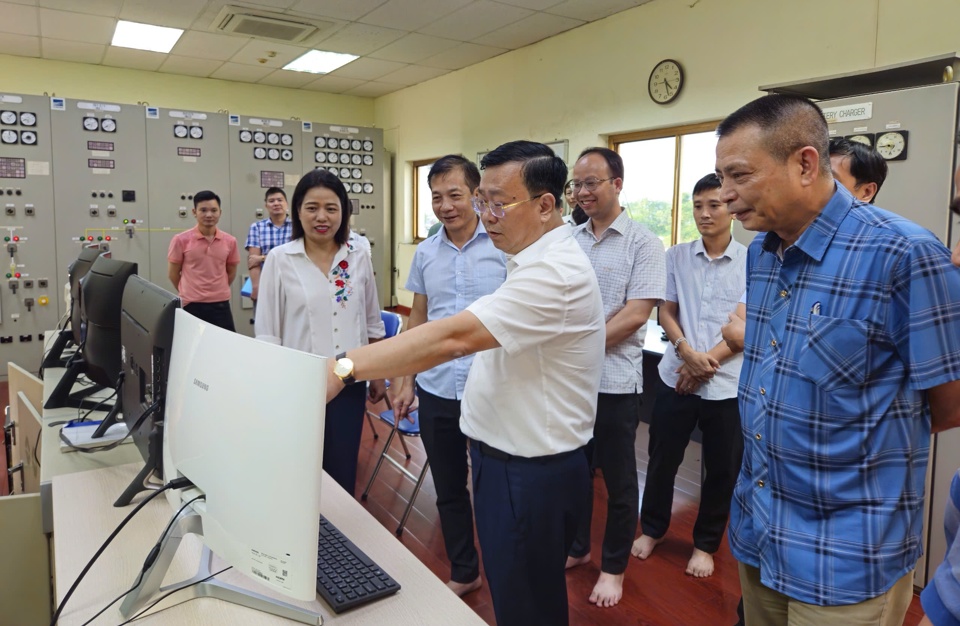 Gi&aacute;m đốc Sở X&acirc;y dựng H&agrave; Nội V&otilde; Nguy&ecirc;n Phong kiểm tra c&ocirc;ng t&aacute;c vận h&agrave;nh, chuẩn bị ứng ph&oacute; với b&atilde;o số 3 tại&nbsp;X&iacute; nghiệp Quản l&yacute; cụm c&ocirc;ng tr&igrave;nh đầu mối Y&ecirc;n Sở.