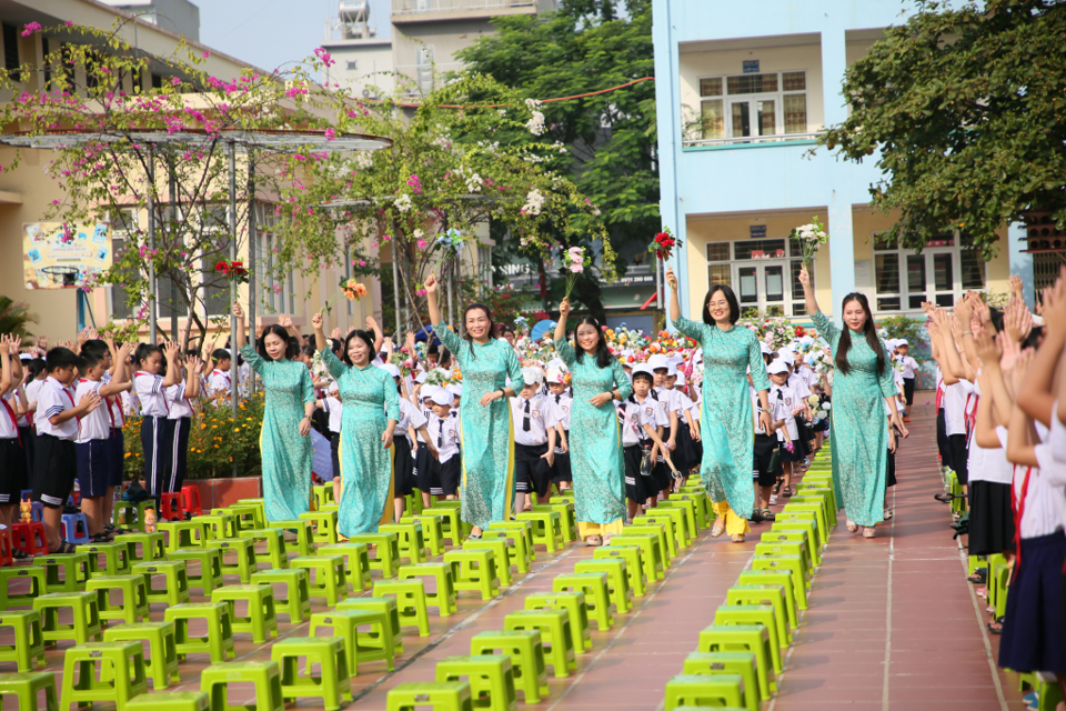 C&ugrave;ng với c&aacute;c trường tr&ecirc;n cả nước, lễ khai giảng năm học mới tại Quảng Ninh diễn ra với thời tiết kh&aacute; thuận lợi. Ảnh: B&aacute;o QN.