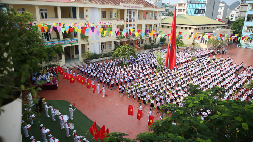 Lễ khai giảng diễn ra trang trọng. Ảnh: B&aacute;o QN