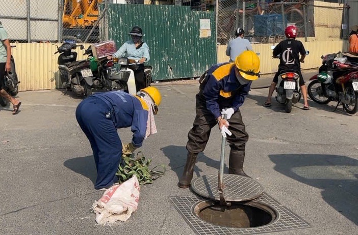 C&ocirc;ng nh&acirc;n tho&aacute;t nước tiến h&agrave;nh nạo v&eacute;t hệ thống tho&aacute;t nước nhằm ứng ph&oacute;, hạn chế t&igrave;nh trạng ngập &uacute;ng do ảnh hưởng b&atilde;o số 3.