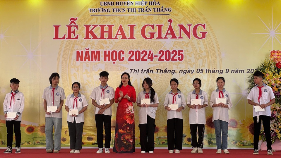 B&agrave; Đỗ Thị Việt H&agrave; - Gi&aacute;m đốc Sở Tư ph&aacute;p tỉnh Bắc Giang tặng qu&agrave; của đo&agrave;n Đại biểu Quốc hội&nbsp;cho c&aacute;c em học sinh vượt kh&oacute; trong học tập.