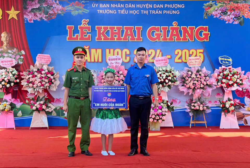 Đo&agrave;n Thanh ni&ecirc;n C&ocirc;ng an huyện Đan Phượng phối hợp với Đo&agrave;n Thanh ni&ecirc;n thị trấn Ph&ugrave;ng triển khai m&ocirc; h&igrave;nh &ldquo;Em nu&ocirc;i của Đo&agrave;n&rdquo;, tặng qu&agrave; cho học sinh kh&oacute; khăn.