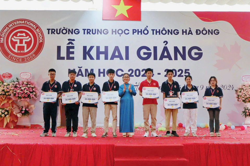 Nh&agrave; gi&aacute;o Đặng Thị T&aacute;ch, Ph&oacute; Chủ tịch Hội đồng Trường THPT H&agrave; Đ&ocirc;ng trao học bổng cho những học sinh vượt kh&oacute;, học giỏi.