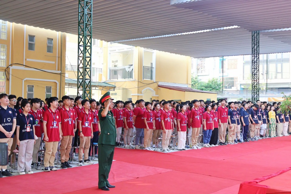 Lễ ch&agrave;o cờ trang trọng của thầy tr&ograve; Trường THPT H&agrave; Đ&ocirc;ng trong Lễ khai giảng