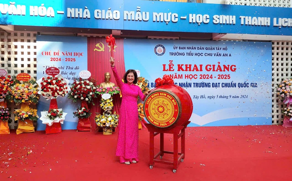 B&iacute; thư Chi bộ - Hiệu trưởng Nguyễn Thị Huệ&nbsp;đ&aacute;nh trống đ&oacute;n ch&agrave;o năm học mới 2024-2025