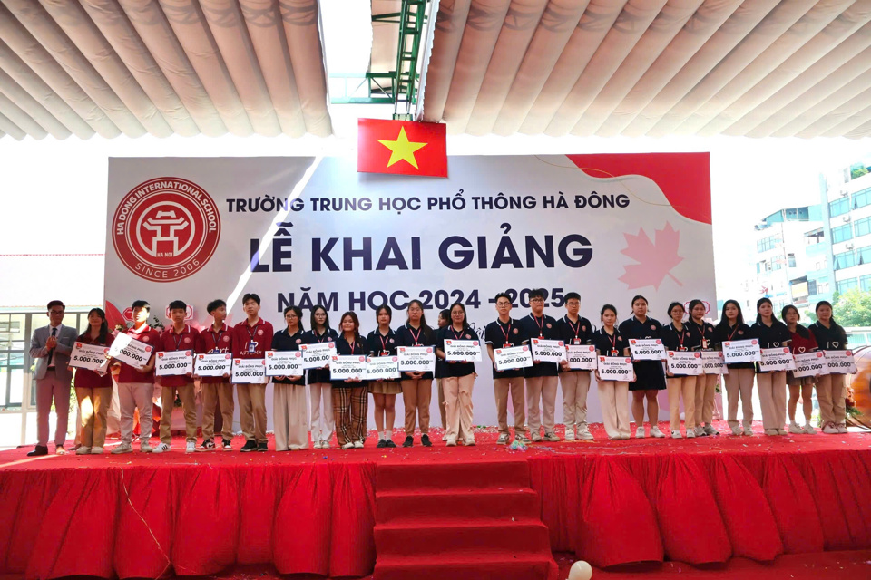 Đo&agrave;n trường trao giải văn nghệ v&agrave; giải đồng phục cho c&aacute;c chi đo&agrave;n.