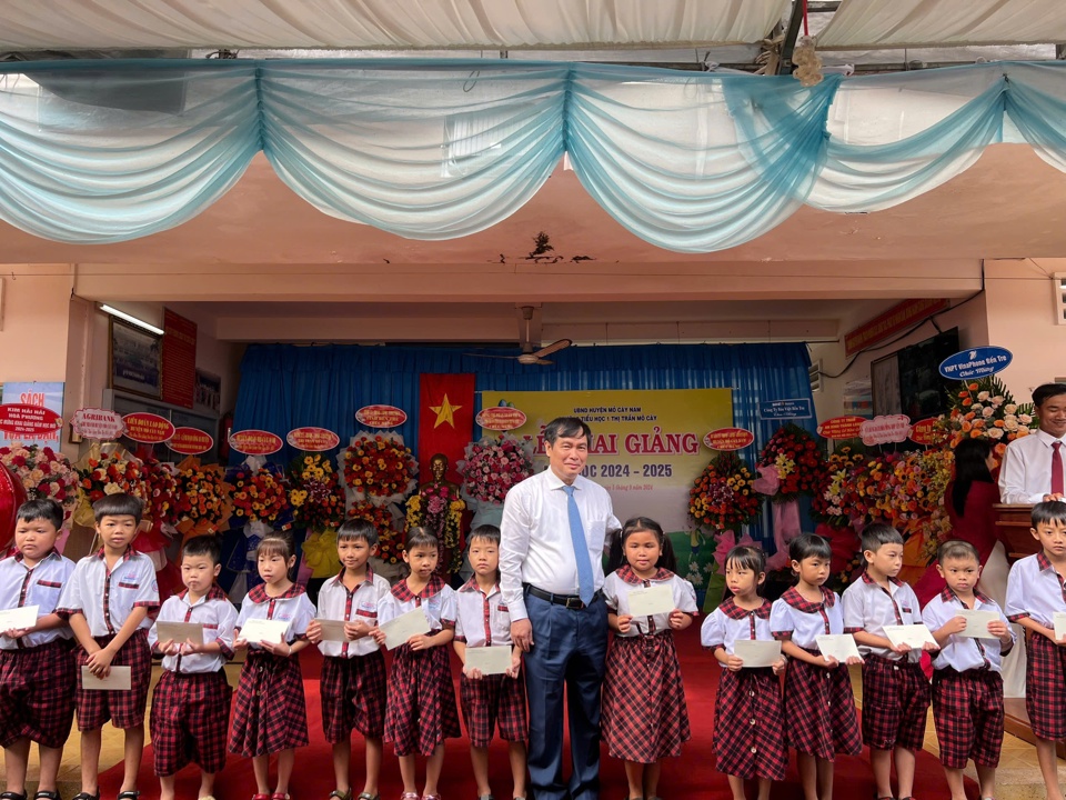 Ph&oacute; trưởng ban Tuy&ecirc;n gi&aacute;o Trung ương Phan Xu&acirc;n Thủy trao tặng học bổng cho c&aacute;c em học sinh. Ảnh Trung Ho&agrave;ng