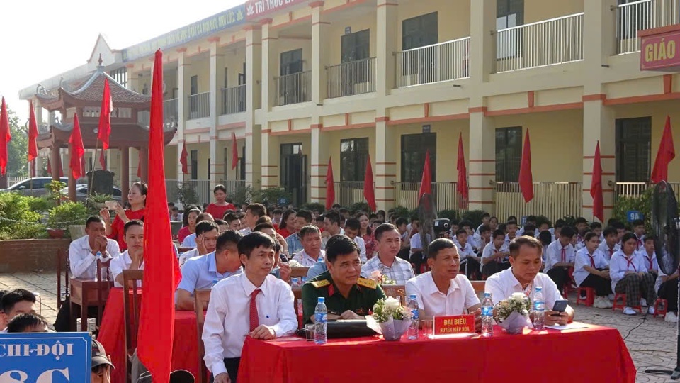 &Ocirc;ng Nguyễn Văn Khanh - Ph&oacute; Chủ tịch UBND huyện Hiệp ho&agrave; dự lễ khai giảng tại điểm Trường THCS Ho&agrave;ng V&acirc;n.