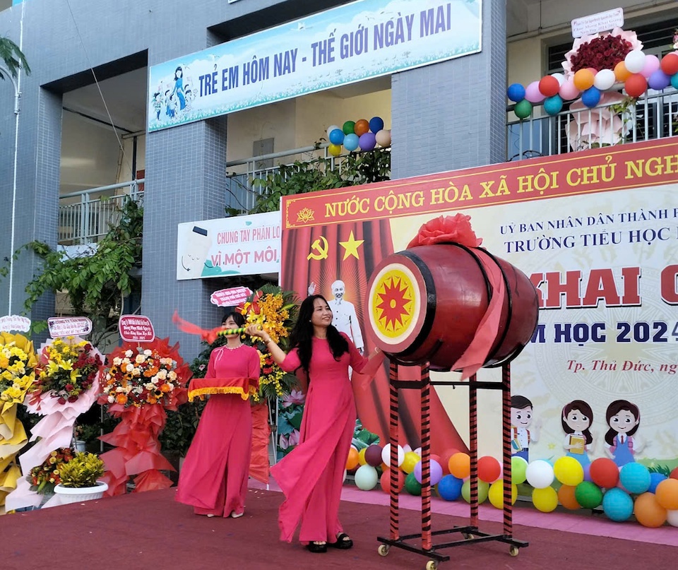 C&ocirc; Nguyễn Thị Thu Hương - B&iacute; thư chi bộ, Hiệu trưởng Trường tiểu học Mỹ Thủy đ&aacute;nh trống khai giảng năm học mới 2024 - 2025