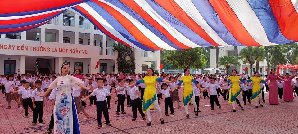 Cô và trò Trường Tiểu học Thụy Hương, huyện Chương Mỹ trong tiết mục văn nghệ sôi động. Ảnh: Trần Thụ