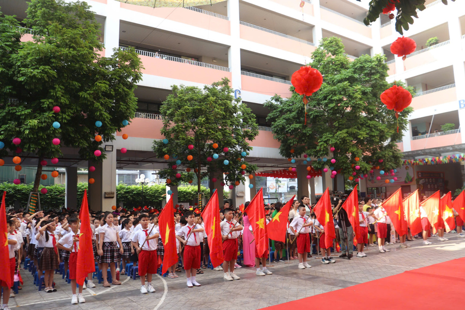 Học sinh trang nghi&ecirc;m cử h&agrave;nh nghi lễ ch&agrave;o cờ tại Trường Tiểu học Chu Văn An - T&acirc;y Hồ. Ảnh: Thịnh An