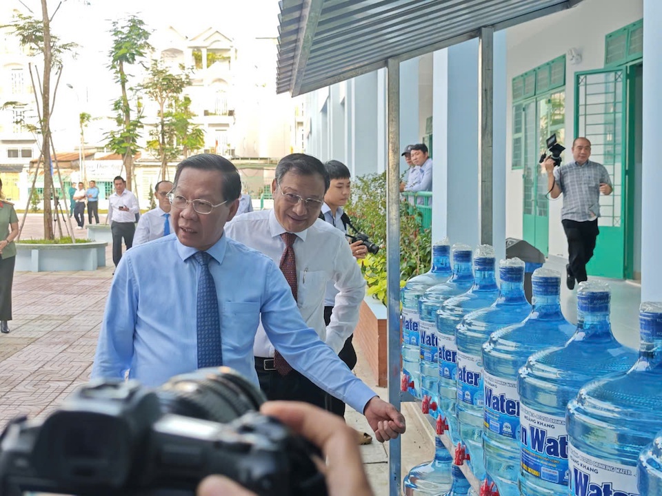 Chủ tịch UBND TP Hồ Ch&iacute; Minh Phan Văn M&atilde;i kiểm tra ph&ograve;ng học v&agrave; cơ sở vật chất trước giờ khai giảng tại trường THCS B&igrave;nh Trị Đ&ocirc;ng B