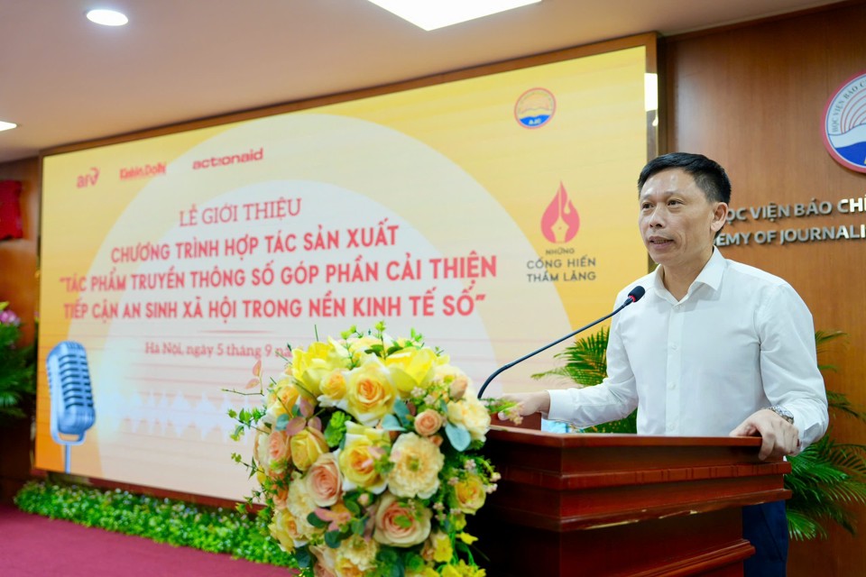 PGS.TS Nguyễn Th&agrave;nh Lợi &ndash; Tổng bi&ecirc;n tập B&aacute;o Kinh tế &amp; Đ&ocirc; thị, Trưởng Ban tổ chức Chương tr&igrave;nh truyền th&ocirc;ng "Những cống hiến thầm lặng" năm 2024 ph&aacute;t biểu tại buổi lễ.