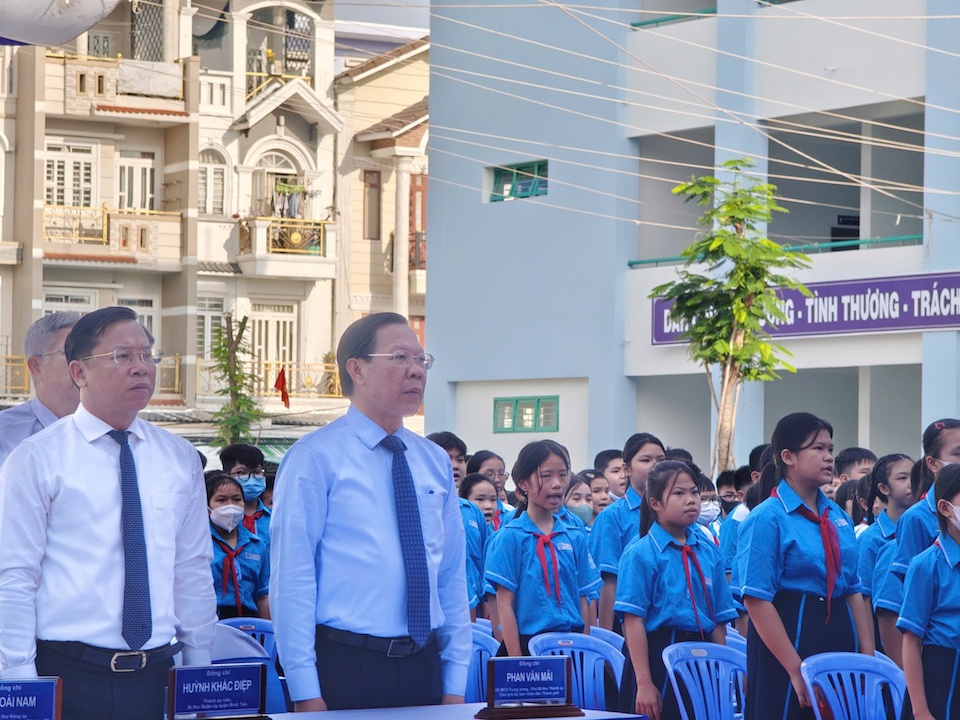 Chủ tịch UBND TP Hồ Ch&iacute; Minh Phan Văn M&atilde;i c&ugrave;ng học sinh, gi&aacute;o vi&ecirc;n trường THCS B&igrave;nh Trị Đ&ocirc;ng B thực hiện nghi thức khai giảng