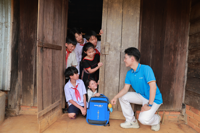 Ng&agrave;y hội đến trường c&ugrave;ng Bảo Việt Nh&acirc;n thọ được triển khai đồng loạt tr&ecirc;n to&agrave;n quốc, mang tới một năm học mới 2024 - 2025 đầy hứng khởi cho c&aacute;c em