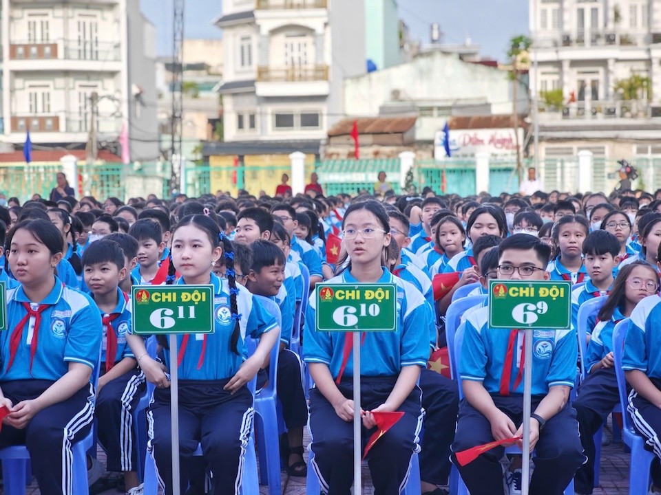 C&aacute;c em học sinh Trường THCS B&igrave;nh Trị Đ&ocirc;ng B trong ng&agrave;y khai giảng tại ng&ocirc;i trường vừa được kh&aacute;nh th&agrave;nh