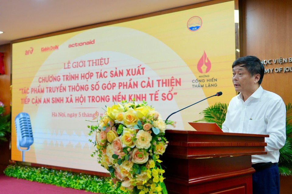 PGS.TS Phạm Minh Sơn &ndash; Gi&aacute;m đốc Học viện B&aacute;o ch&iacute; v&agrave; Tuy&ecirc;n truyền ph&aacute;t biểu tại buổi lễ.