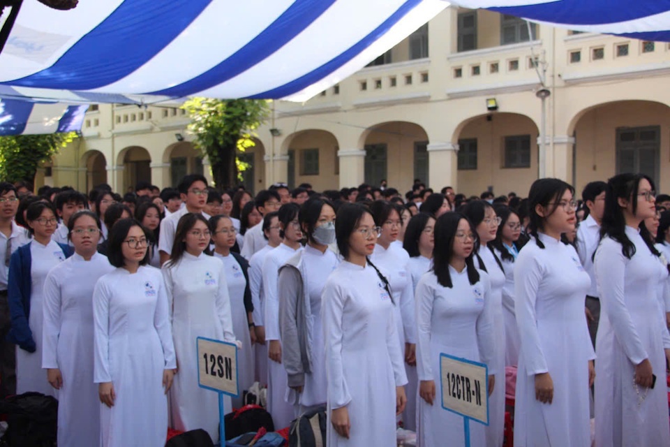 Học sinh Trường THPT chuy&ecirc;n L&ecirc; Hồng Phong nghi&ecirc;m trang dự lễ khai giảng