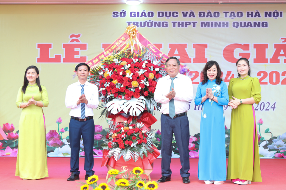 Ph&oacute; B&iacute; thư Th&agrave;nh ủy H&agrave; Nội Nguyễn Văn Phong tặng hoa ch&uacute;c mừng nh&agrave; trường.