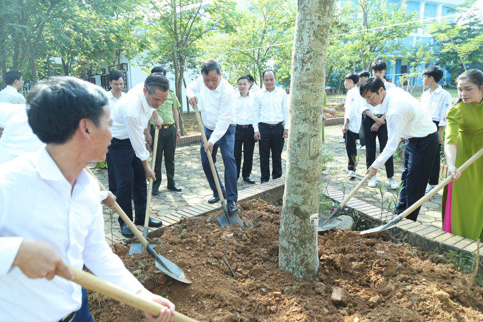 Trồng c&acirc;y lưu niệm tại khu&ocirc;n vi&ecirc;n nh&agrave; trường.