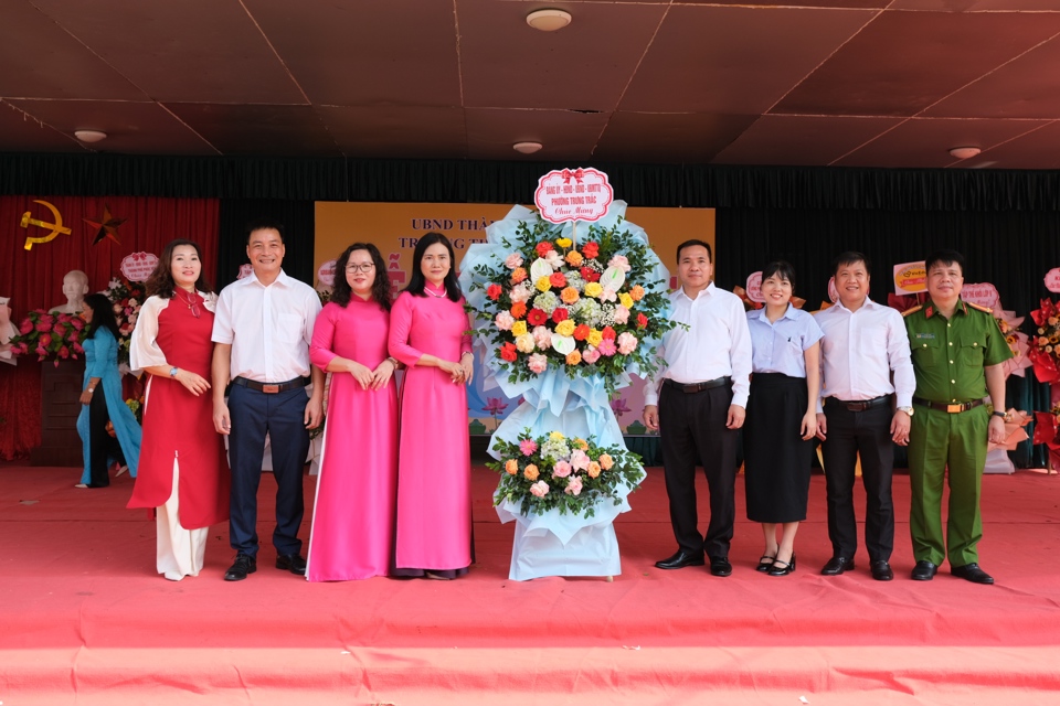 L&atilde;nh đạo UBND phường Trưng Trắc, TP Ph&uacute;c Y&ecirc;n c&ugrave;ng c&aacute;c đơn vị tặng hoa động vi&ecirc;n thầy c&ocirc; học sinh trường THCS L&ecirc; Hồng Phong. Ảnh: Sỹ H&agrave;o