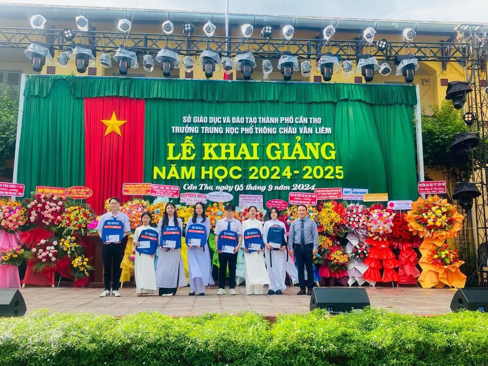 Với chủ đề năm học 2024-2025 l&agrave; &ldquo;Đổi mới s&aacute;ng tạo, n&acirc;ng cao chất lượng, đo&agrave;n kết kỷ cương&rdquo;, ng&agrave;nh Gi&aacute;o dục v&agrave; Đ&agrave;o tạo TP Cần Thơ chuẩn bị sẵn s&agrave;ng nguồn lực cho năm học mới v&agrave; quyết t&acirc;m thực hiện tốt kế hoạch dạy v&agrave; học.