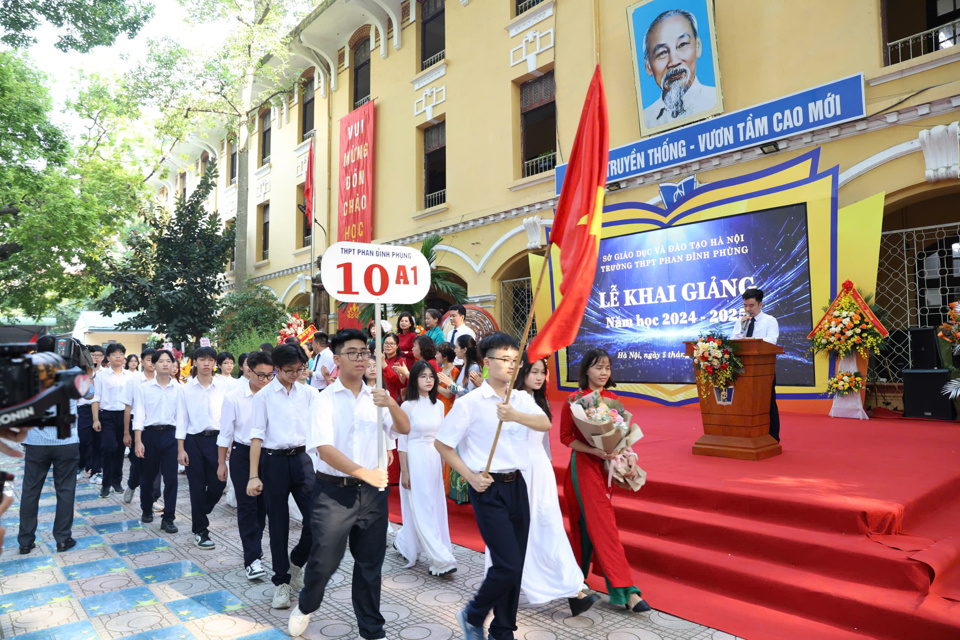 Phó Bí thư Thường trực Thành ủy Hà Nội dự lễ khai giảng tại Trường THPT Phan Đình Phùng - Ảnh 1