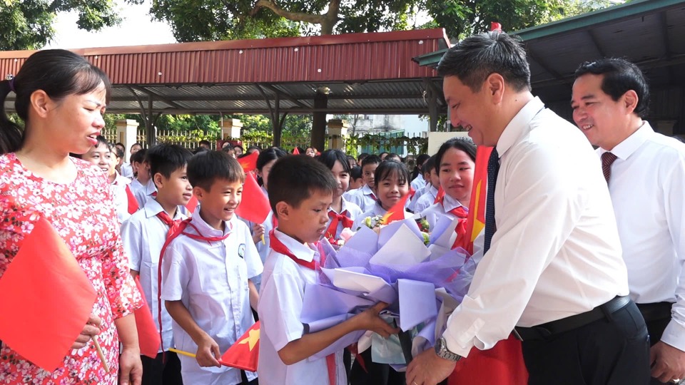 B&iacute; thư Huyện ủy Thanh Oai B&ugrave;i Ho&agrave;ng Phan tặng hoa cho học sinh trường THCS Thanh Văn trong ng&agrave;y khai giảng.