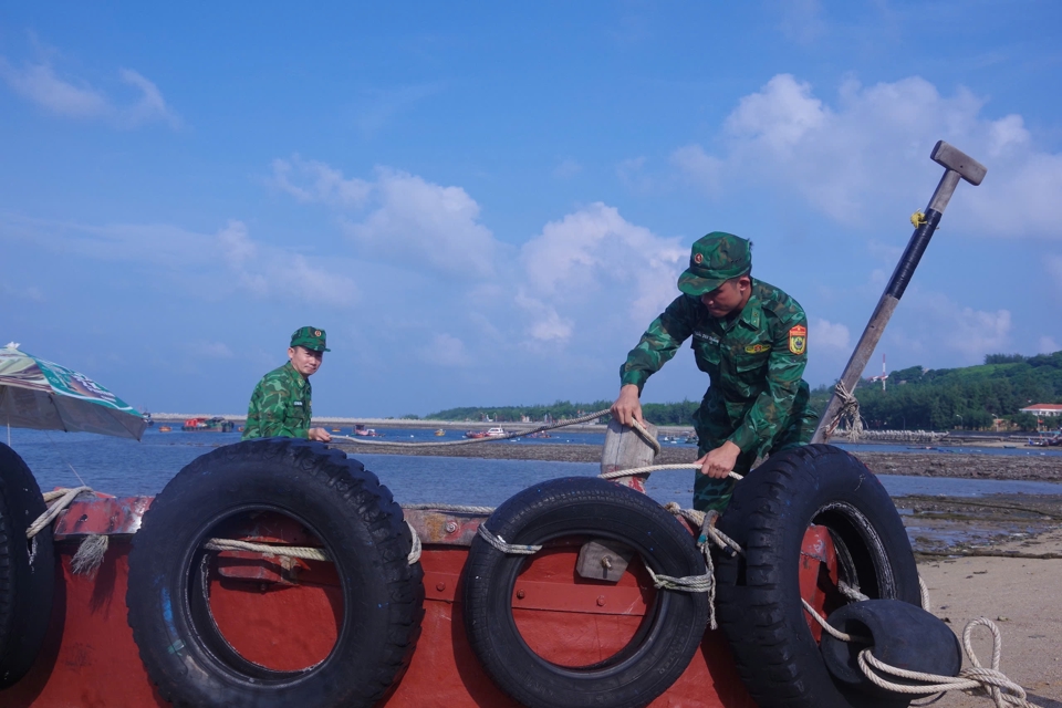 C&aacute;c phương tiện đang được lực lượng chức năng hướng dẫn tr&aacute;nh tr&uacute; an to&agrave;n.